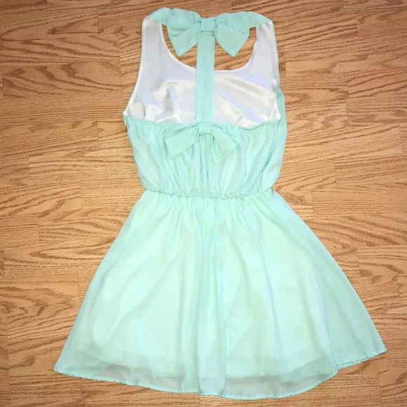 ❌SOLD❌Mint Bow Accented Back- M - Picture 3 of 5